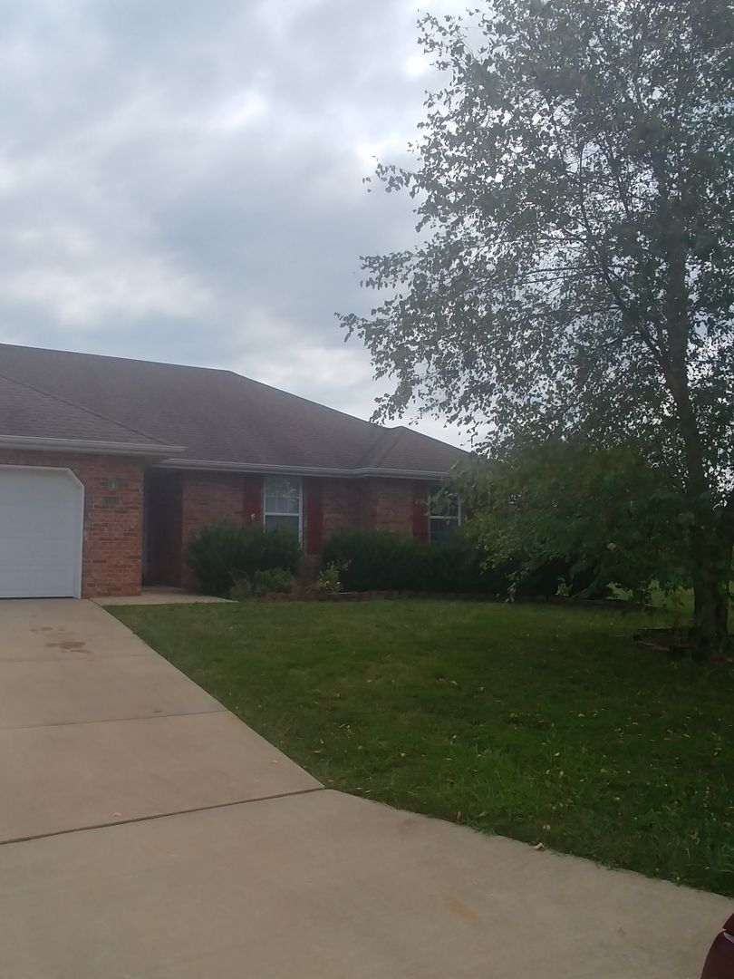 Ozark House: 1205 E Chesapeake Dr