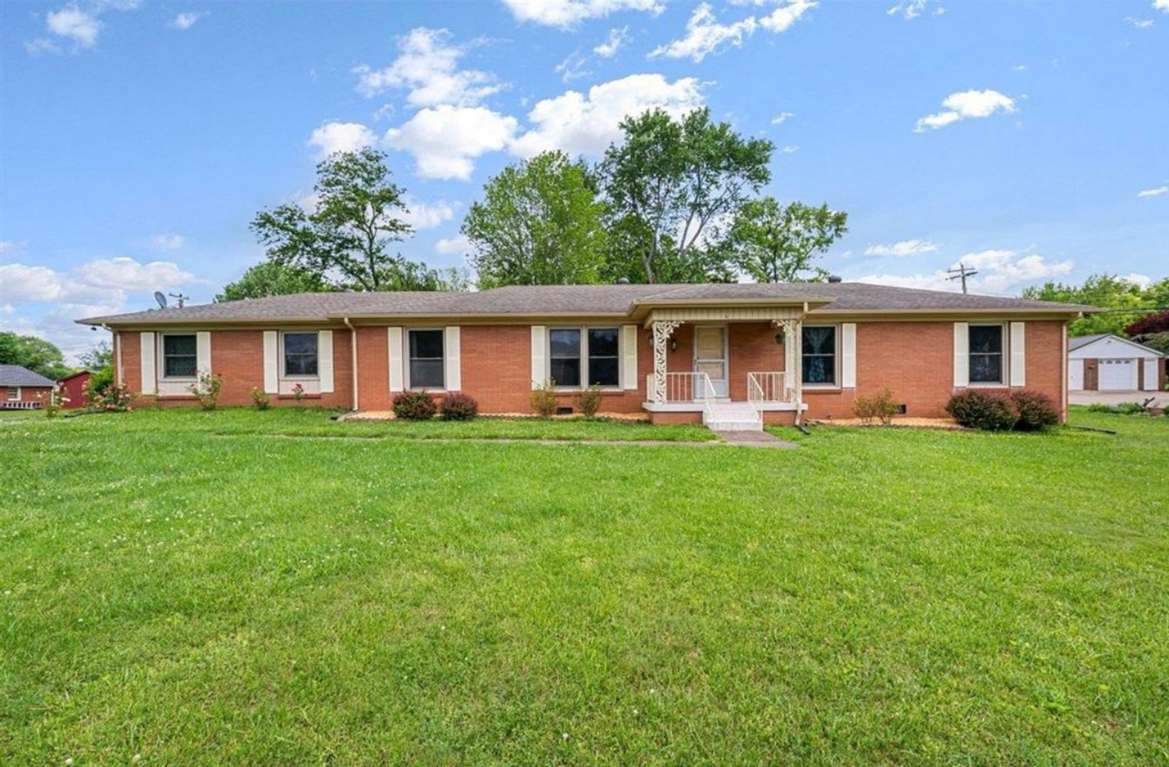 Russellville House: 921 Brookhaven Dr.