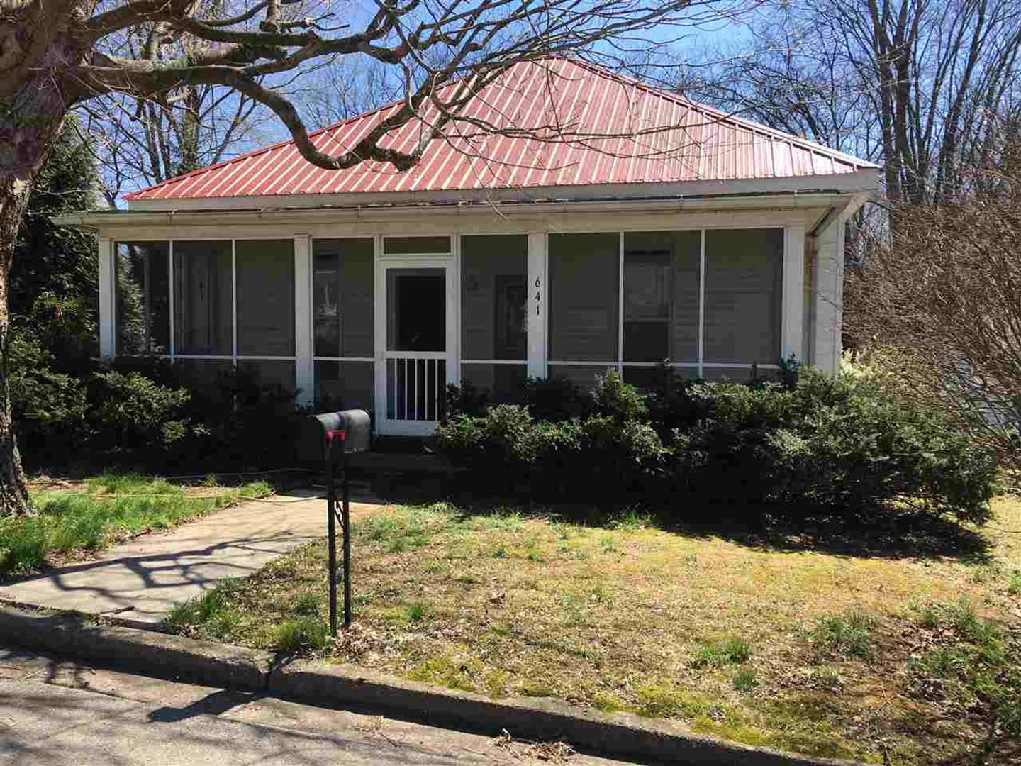 Russellville House: 641 W 7th St