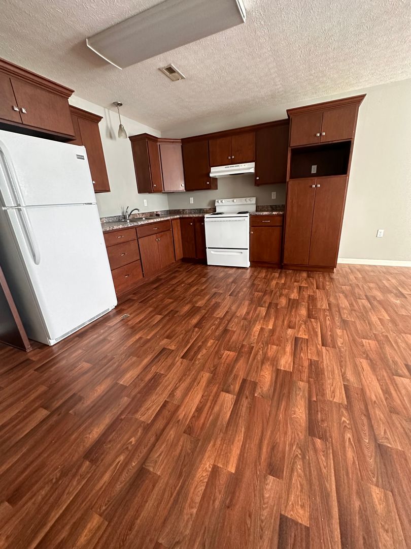 Russellville Apartment: Cole Road Properties