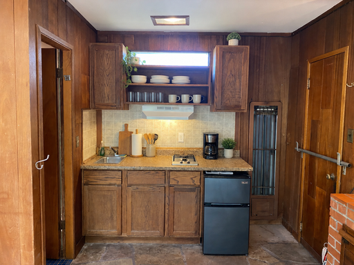 MOVE IN READY! Charming Studio in Mission Hills! Off Street Parking! – photo 1