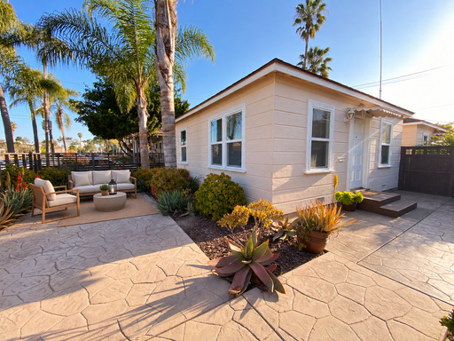 LARGE EXCLUSIVE PATIO! Charming Bungalow with In Unit Washer and Dryer! Air Conditioning + Garage! – photo 1