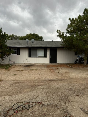 Tri-plex unit in Caldwell, ID offers two bedrooms and one bathroom in a comfortable layout – photo 1
