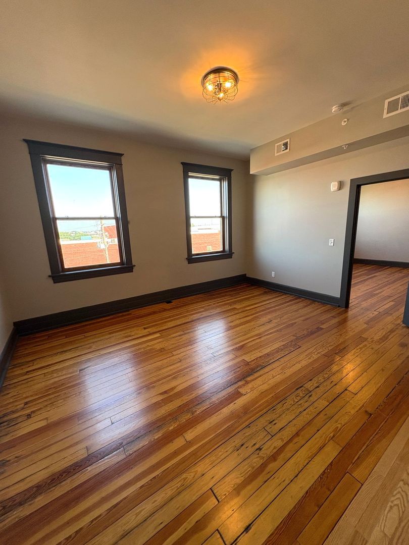 Waterloo Apartment: 302 Commercial St