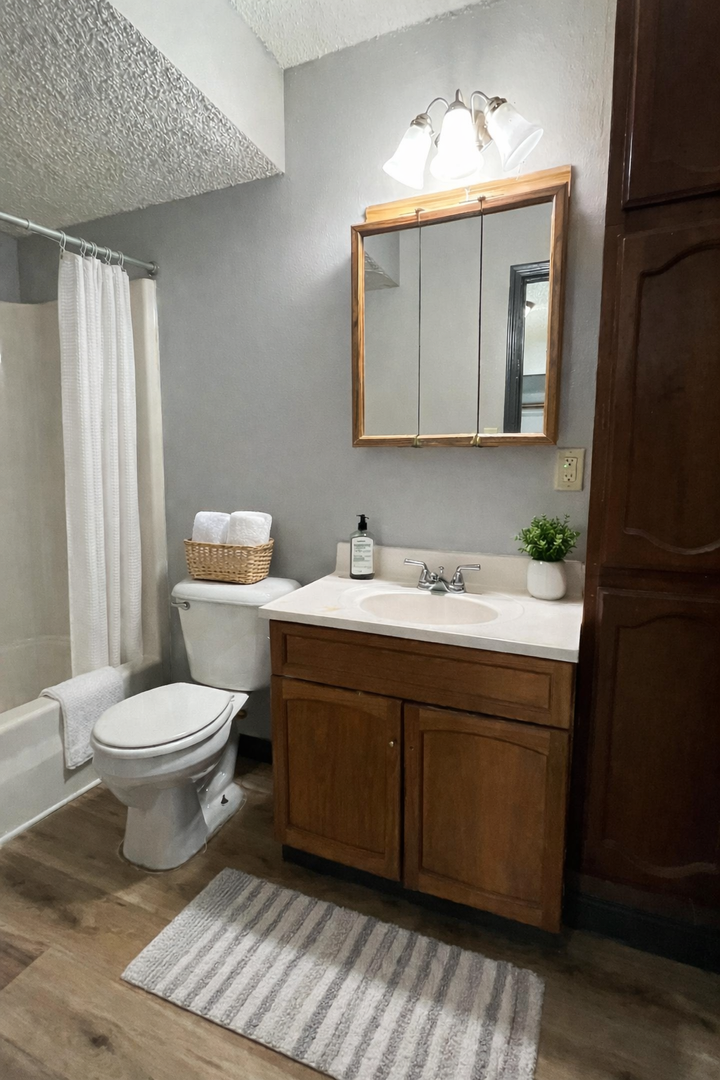 Waterloo Apartment: 125 Sherwood Ct