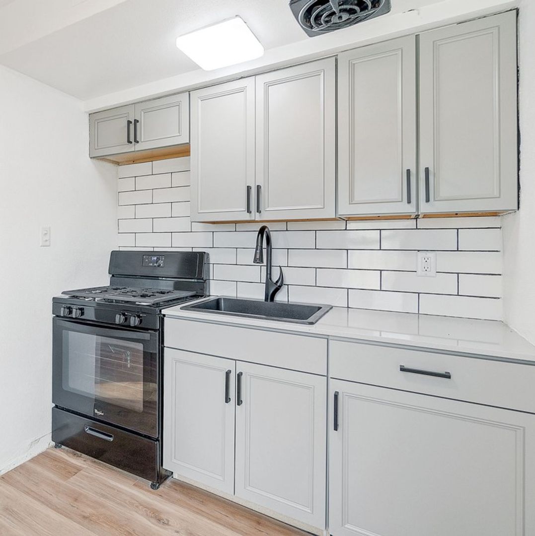 Waterloo Apartment: 248 - 254 Parkview Blvd