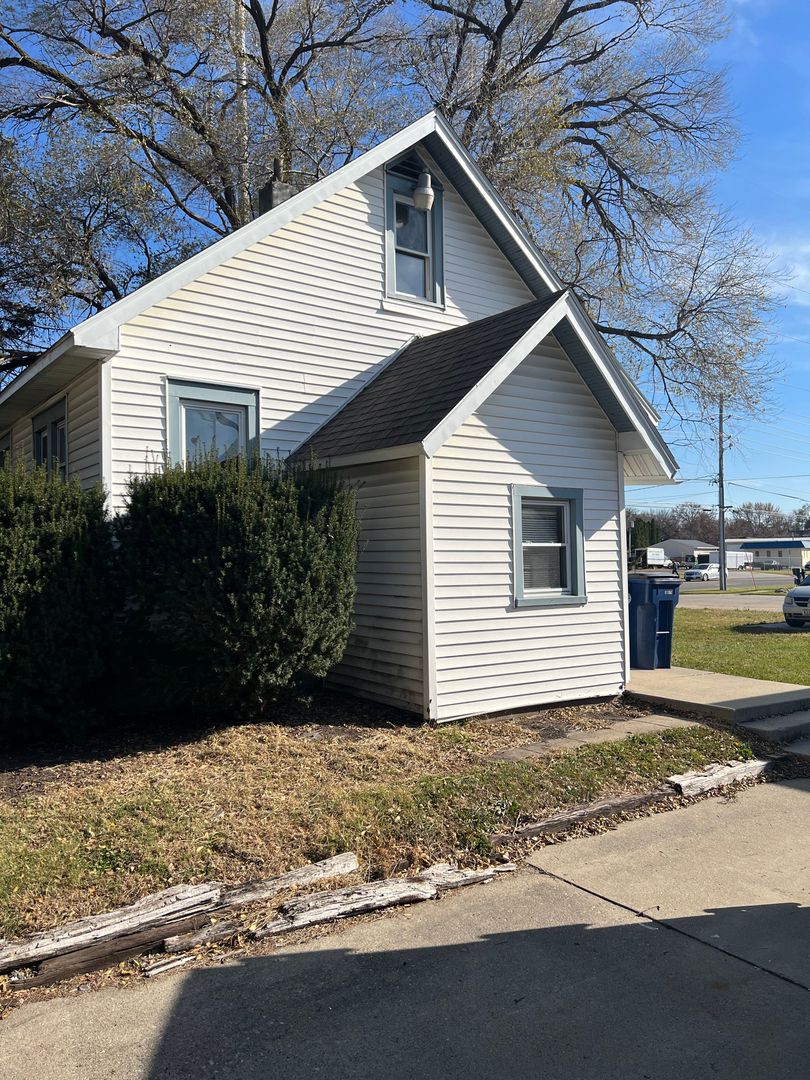 Waterloo House: 710 Ansborough Ave