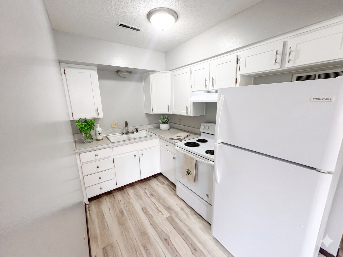 Waterloo Apartment: 1125 Dixon Dr