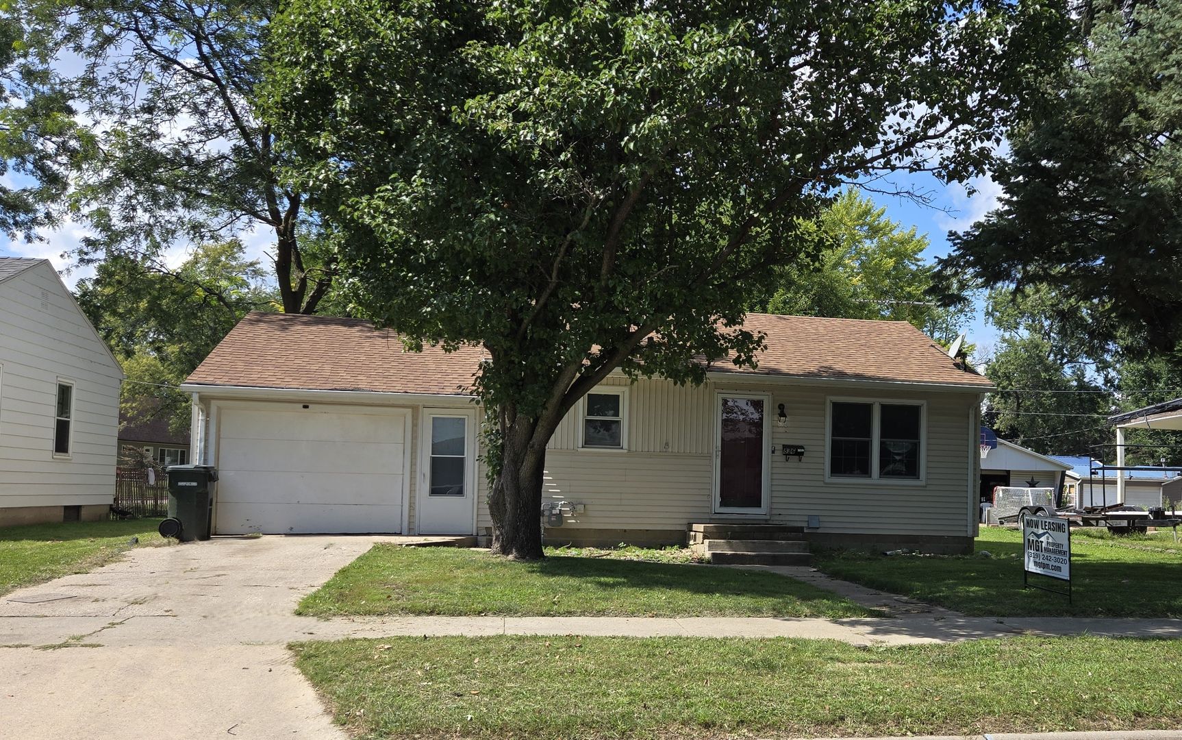 Waterloo House: 836 Knoll Ave