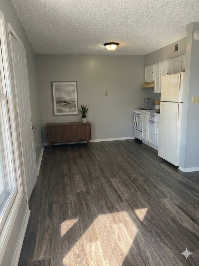 Waterloo Apartment: 125 Sherwood Ct