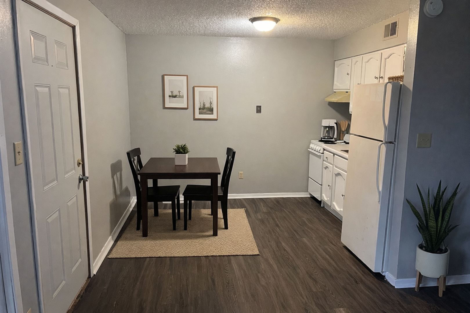 Waterloo Apartment: 125 Sherwood Ct