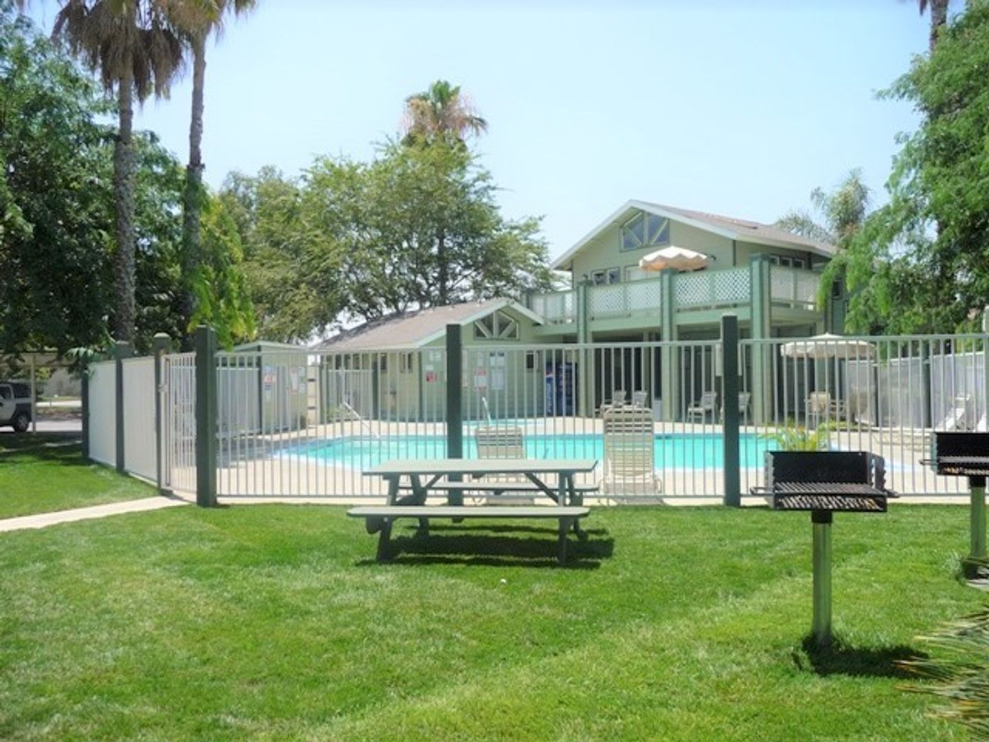 BAKERSFIELD Apartment: COUNTRY CLUB VILLAS