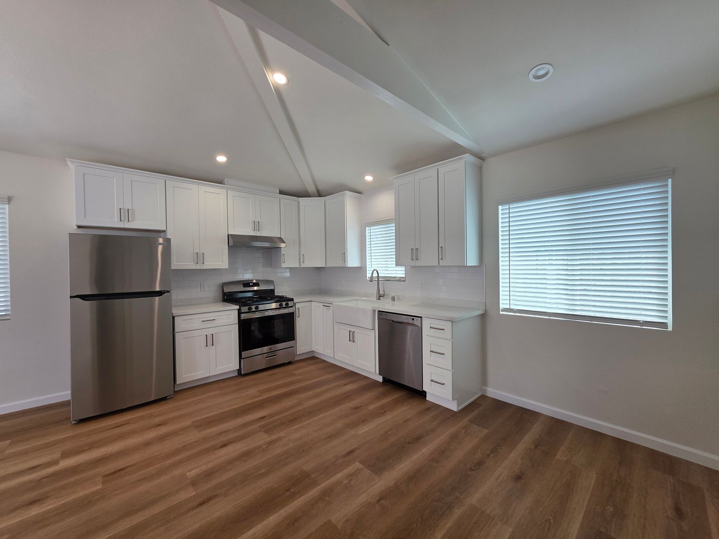 LAWNDALE Apartment: GREVILLEA APARTMENTS