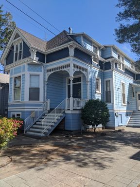 1 Bed 1 Bath Top Floor Unit in Alameda