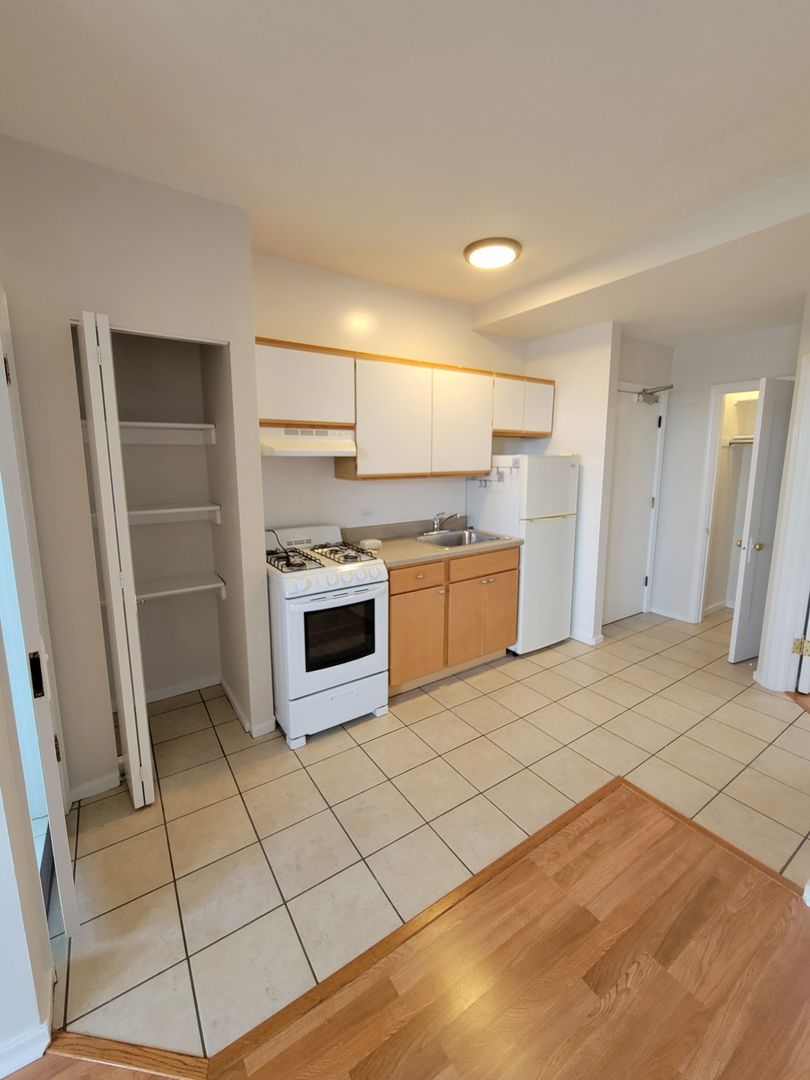 Chicago Apartment: 6133 N. Kenmore
