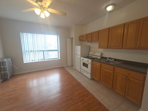 Spacious studio in Roger's park with heat and water included – photo 1
