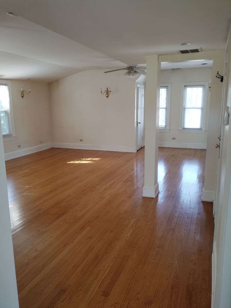 Evanston Apartment: 2619 Prarie