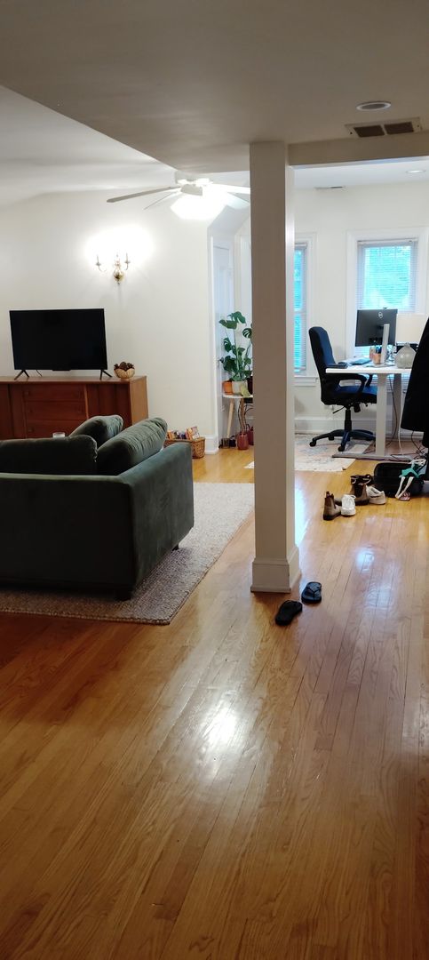 Evanston Apartment: 2619 Prarie