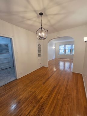 Spacious 1 Bed in Rogers Park Hardwood floors and heat included! – photo 1