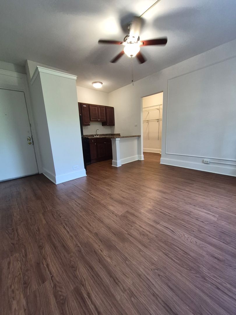 Chicago Apartment: 5326 South Cornell Avenue