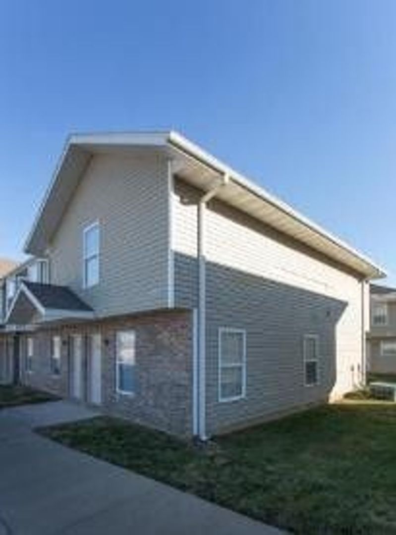 Ozark Apartment: 5550-5596 N White St