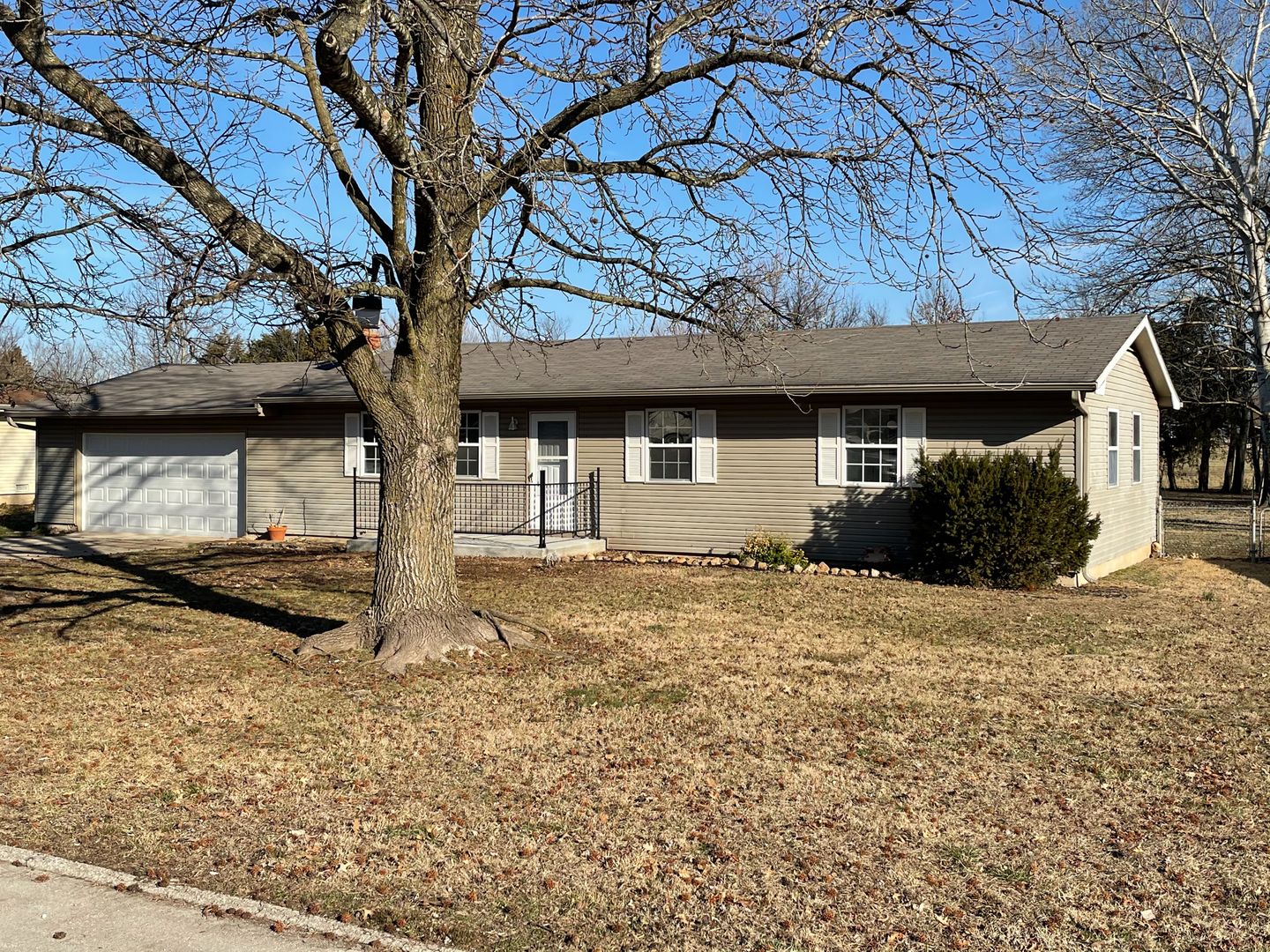 Rogersville House: 7429 E Tara Ln