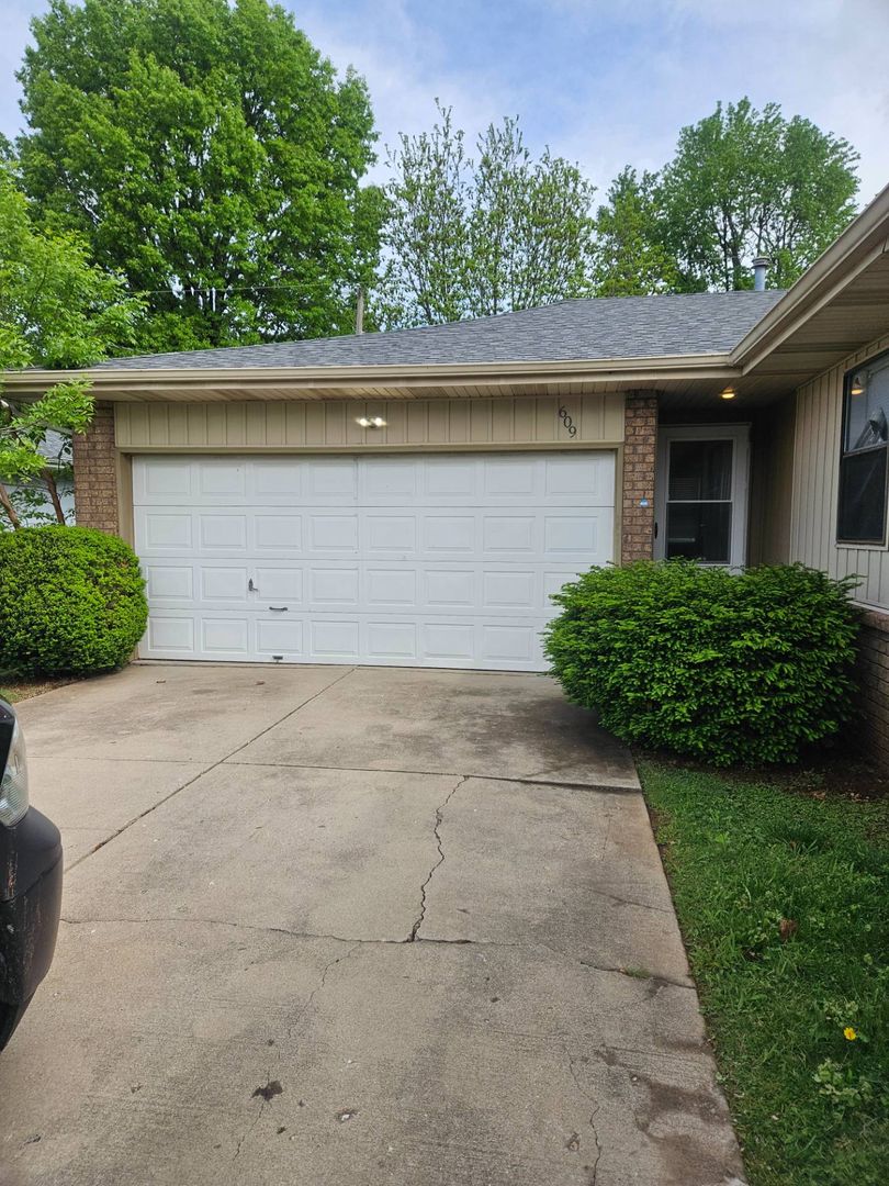 Springfield Apartment: 607/609 W. Edgewood