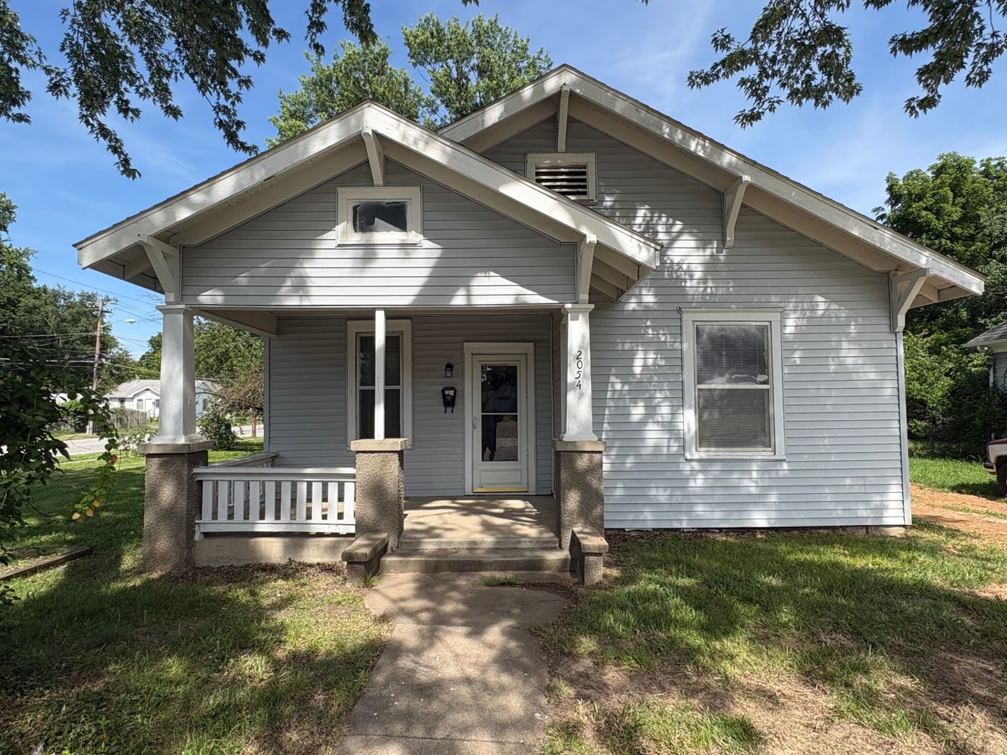 Springfield House: 2054 N Rogers Ave