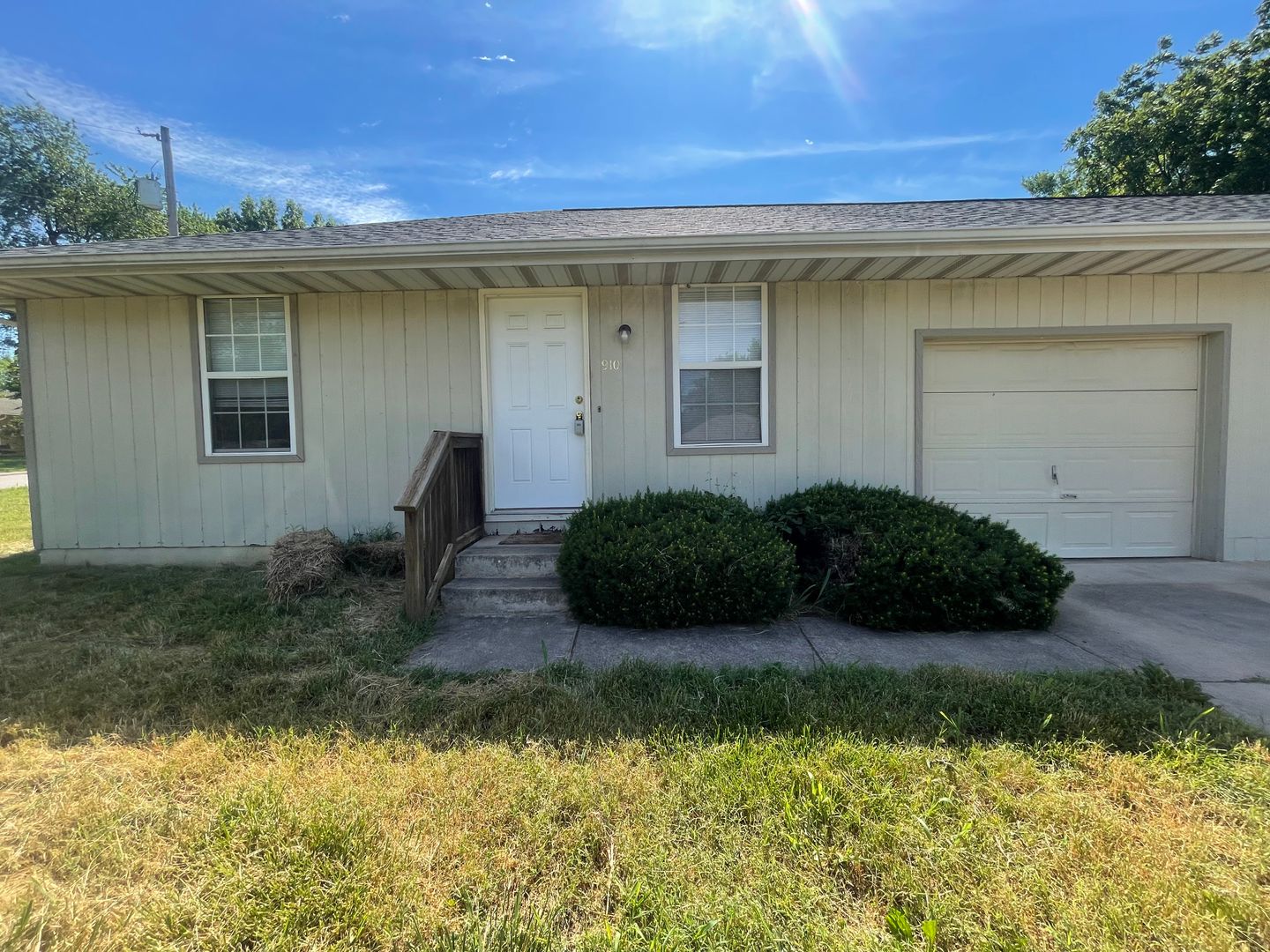 Springfield Apartment: 910 & 912 S. Clifton