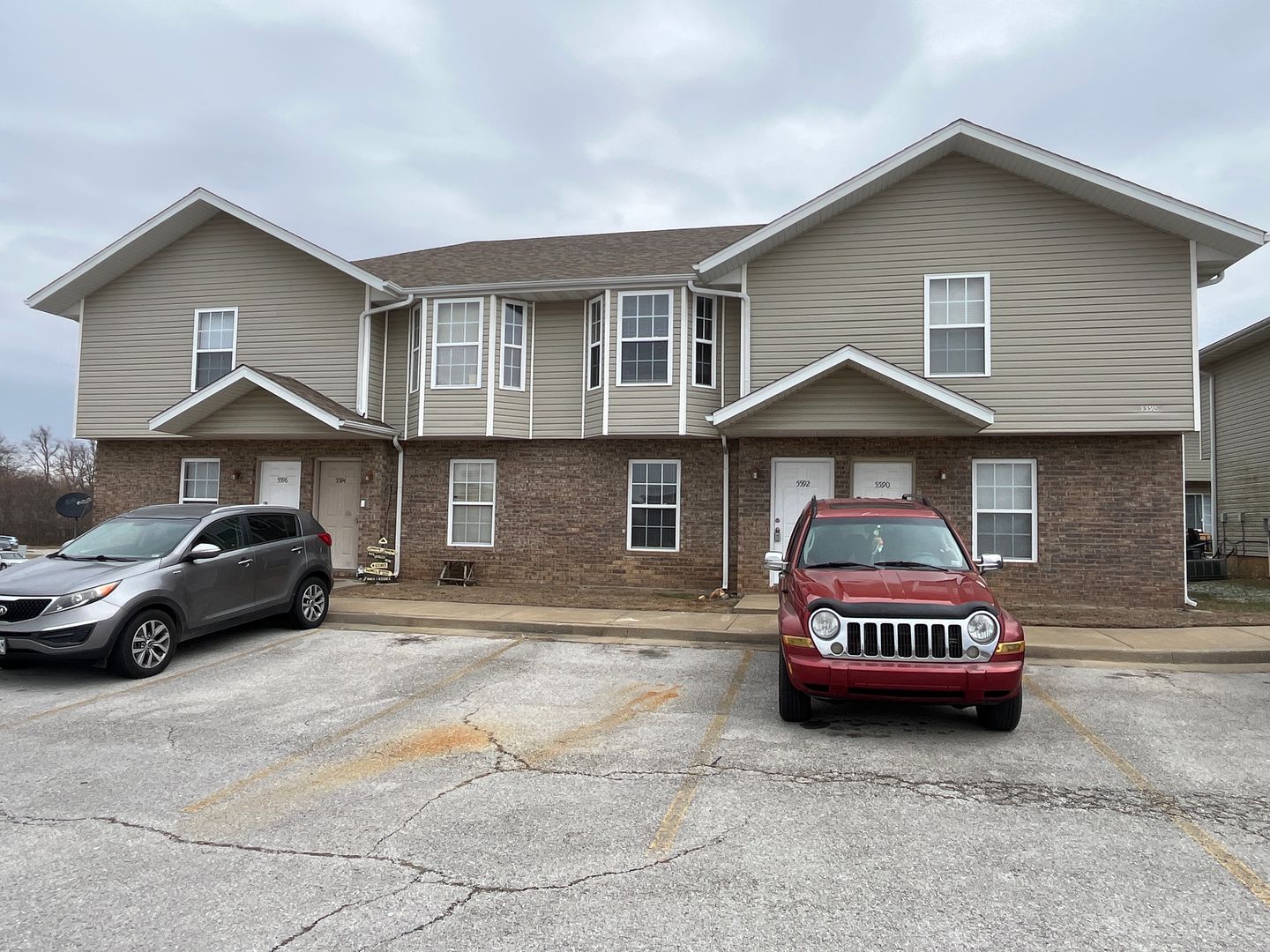 Ozark Apartment: 5550-5596 N White St
