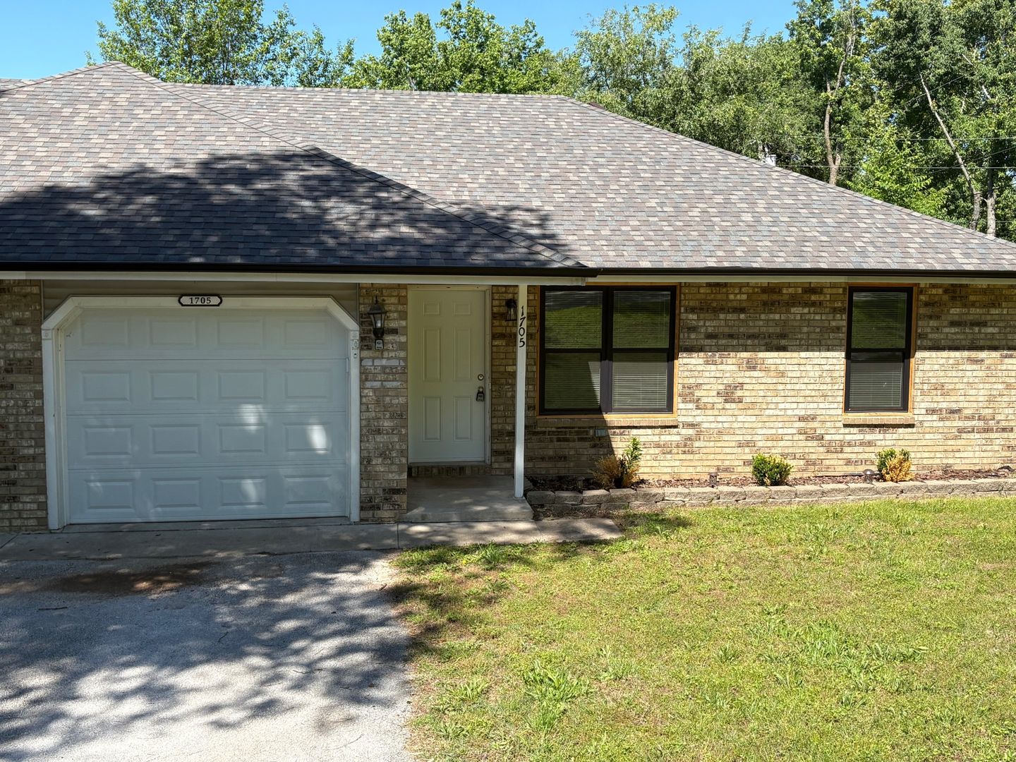 Ozark Apartment: 1703/1705 N 16th St.