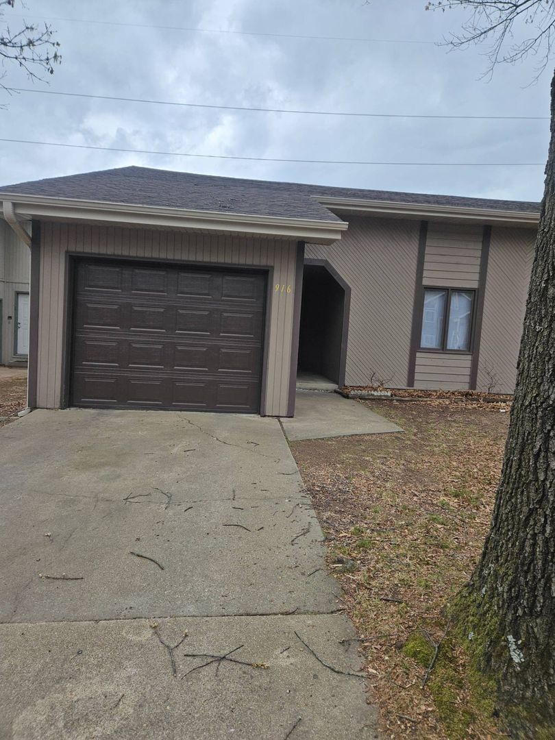 Springfield Apartment: Craig Ave