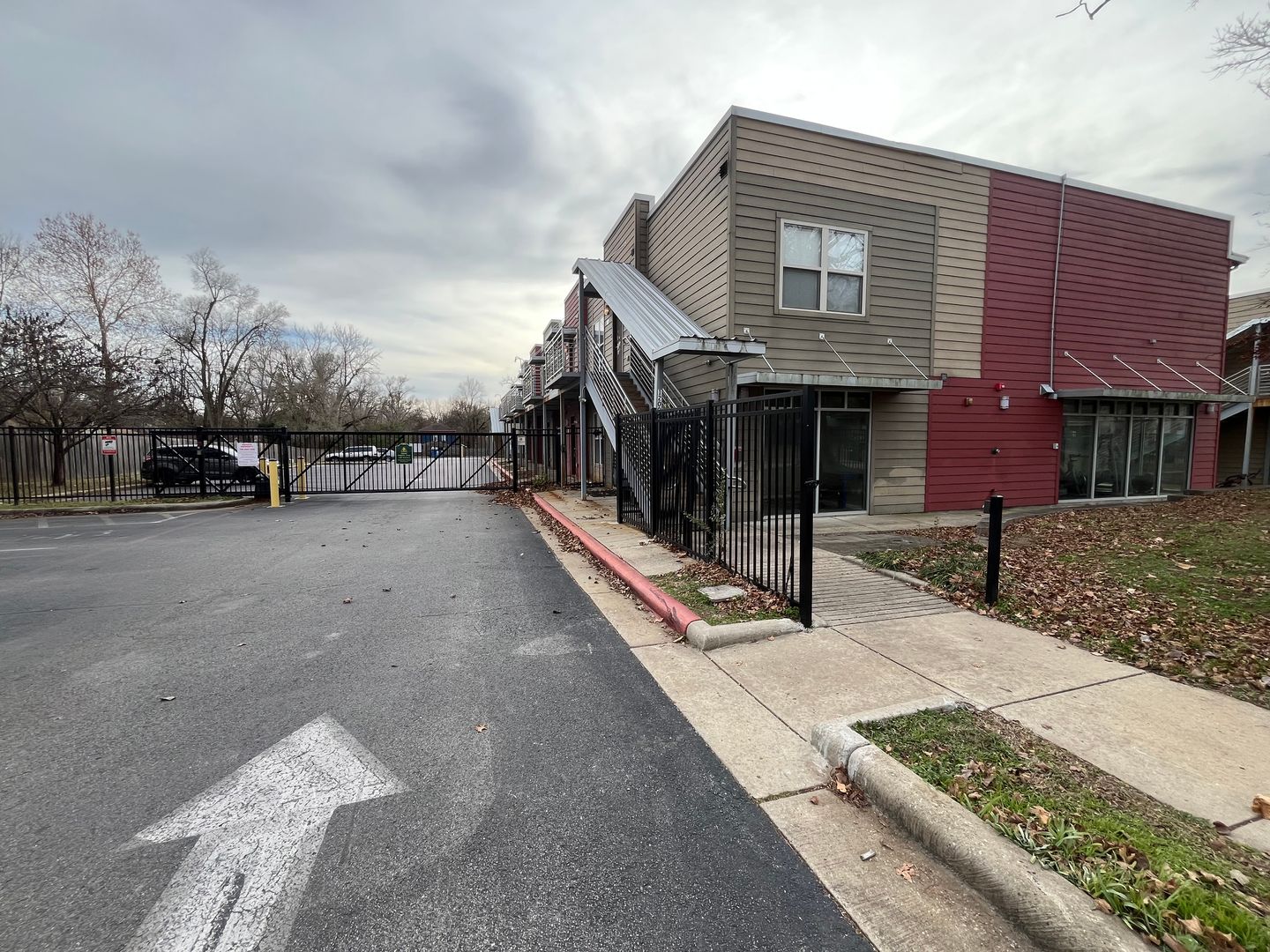 Springfield Apartment: 1200 W Walnut Street - Walnut D102