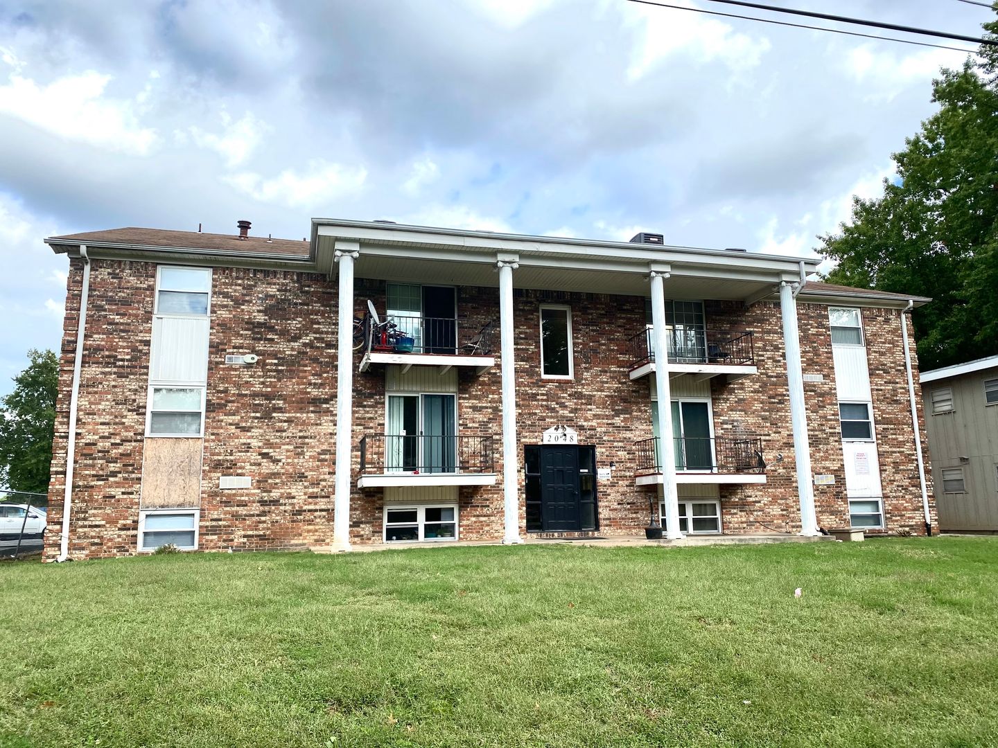 Springfield Apartment: 2048 S Florence Ave