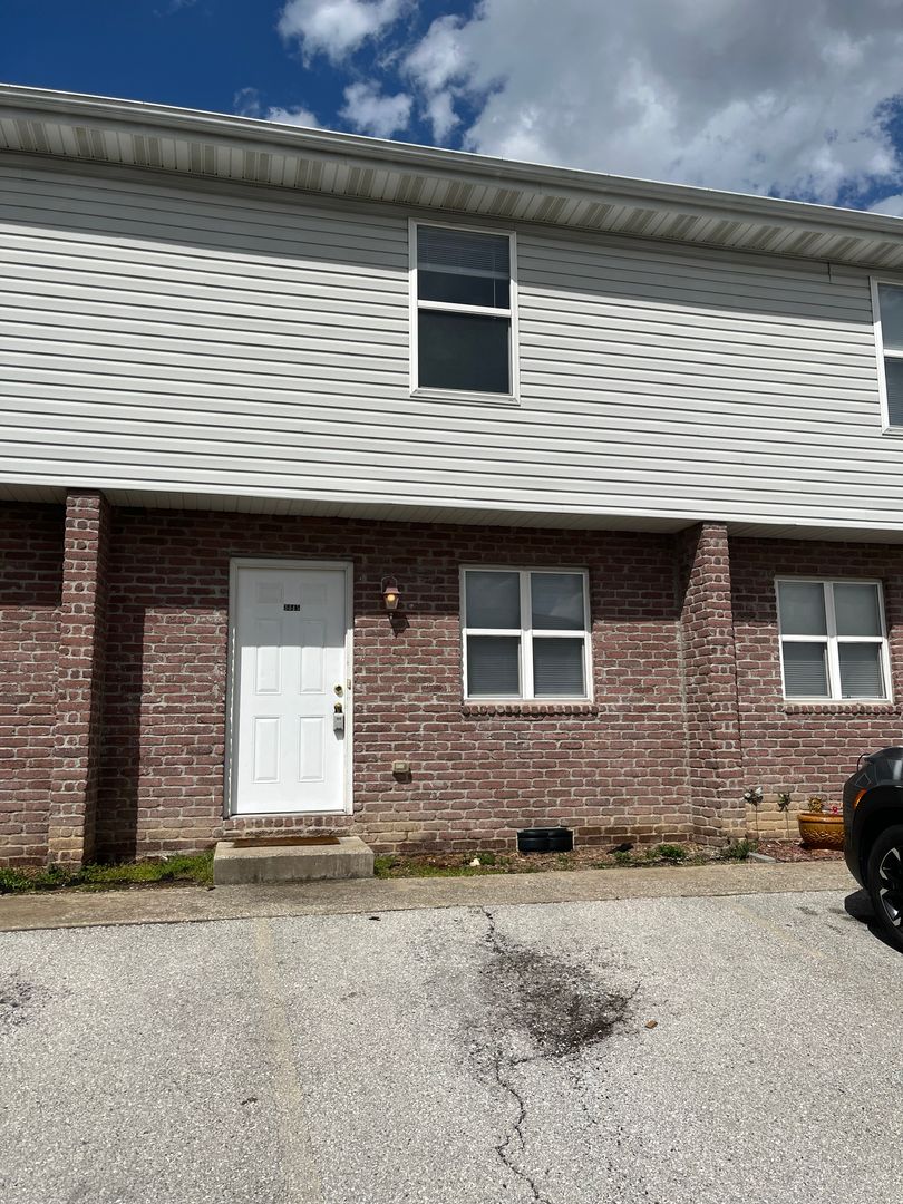Ozark Apartment: 3341 - 3383 N 21st St.
