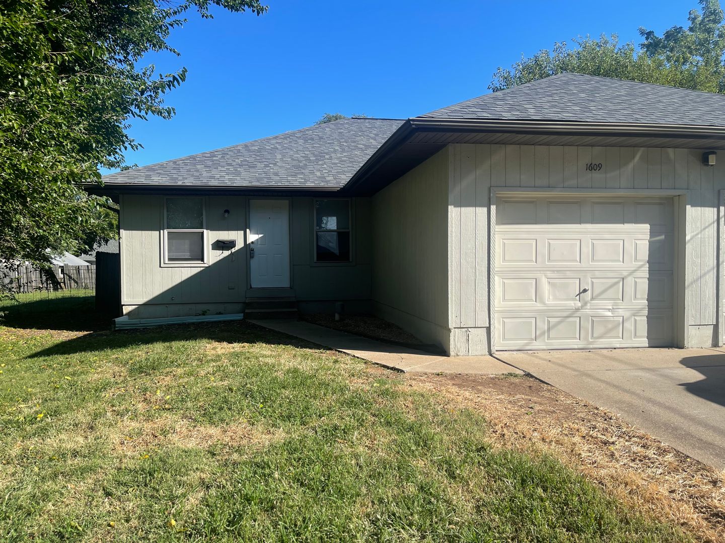 Springfield Apartment: 1607-1609 W Chestnut