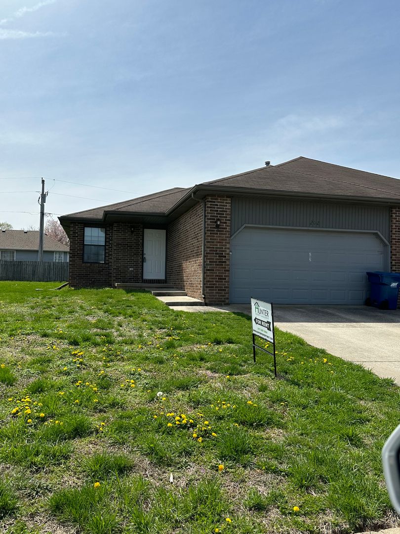 Nixa Apartment: 114-224 Deerfield Dr/114 Hunter/1003 -1009 Phesant Run
