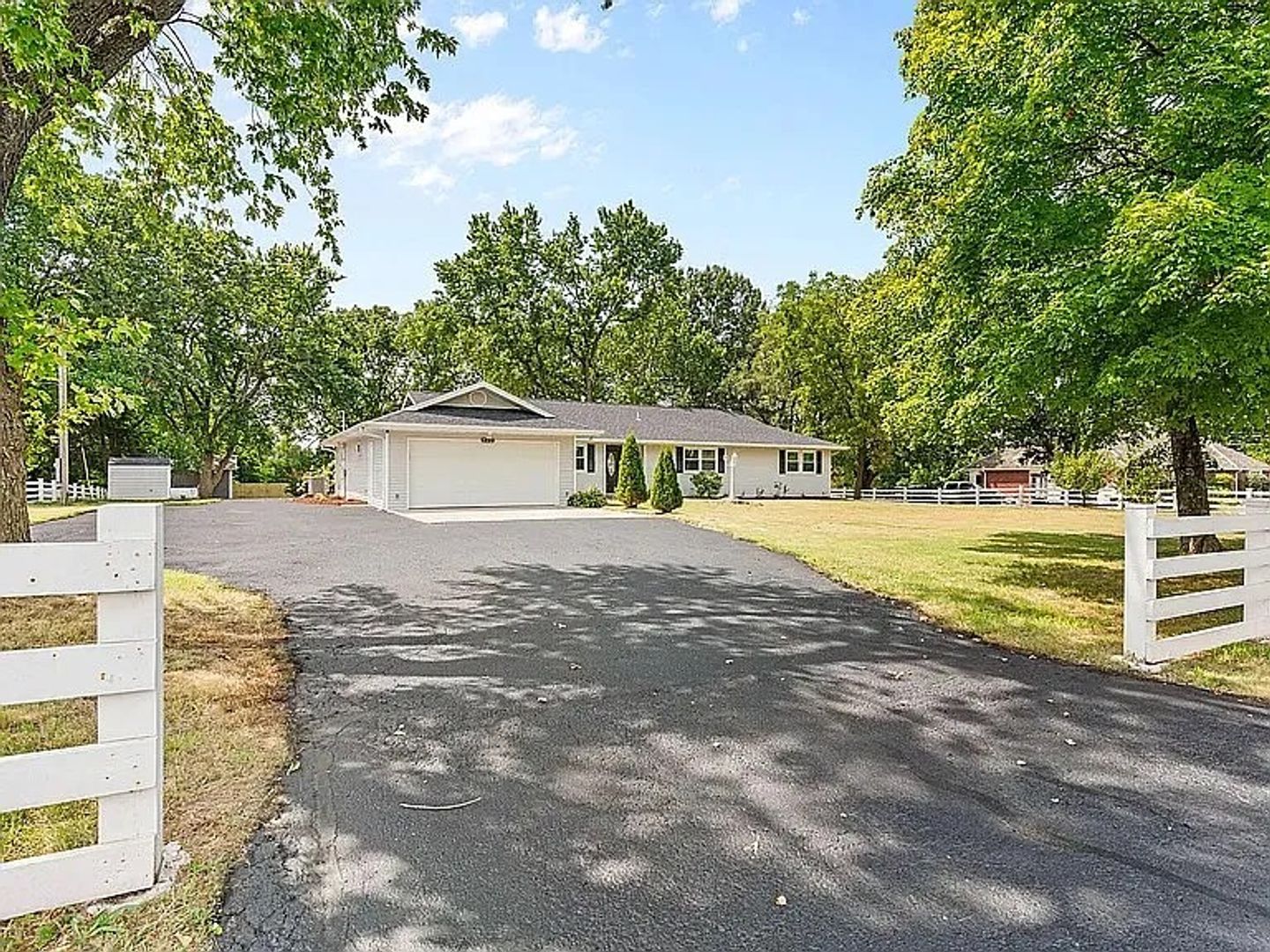 Nixa House: 362 E State Highway Cc