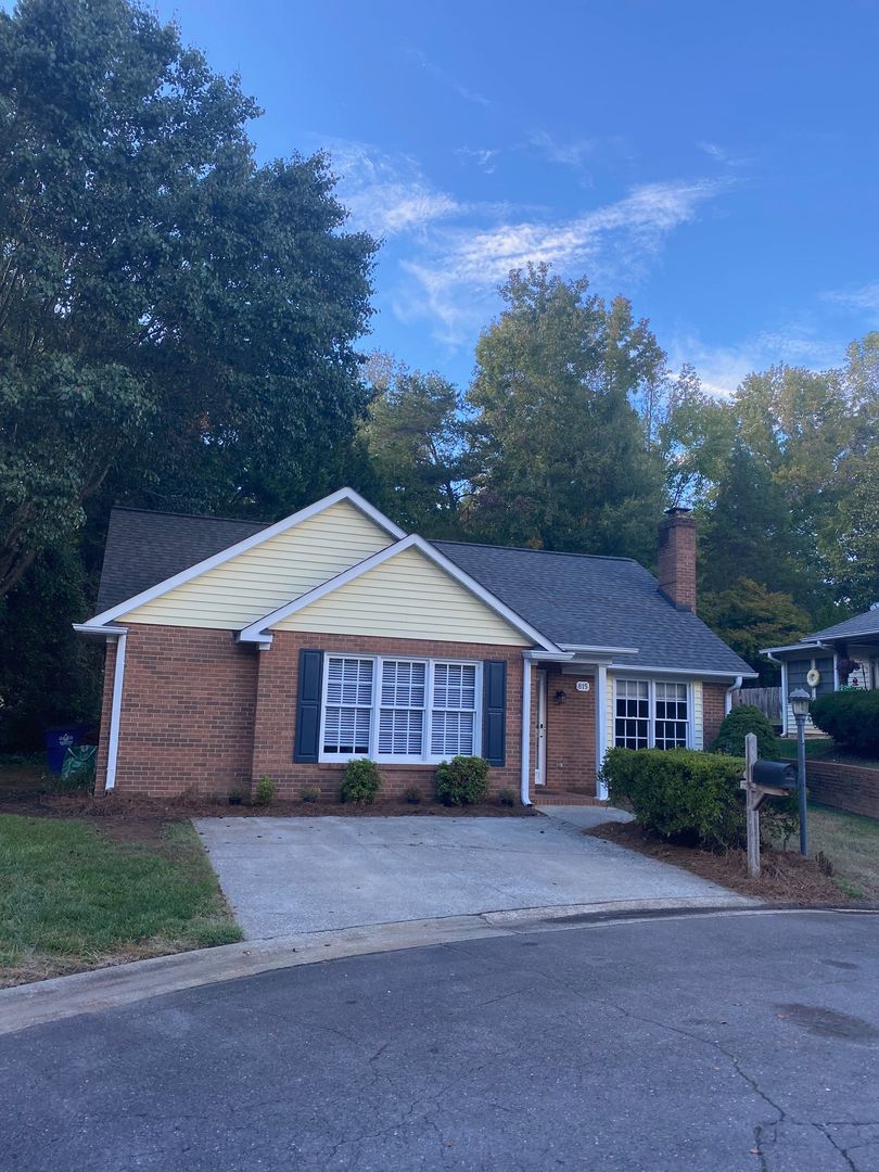 Winston Salem House: 815 Meadowstone Drive