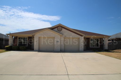 Spacious 3-Bedroom Duplex with Fenced Yard & Garage – photo 1