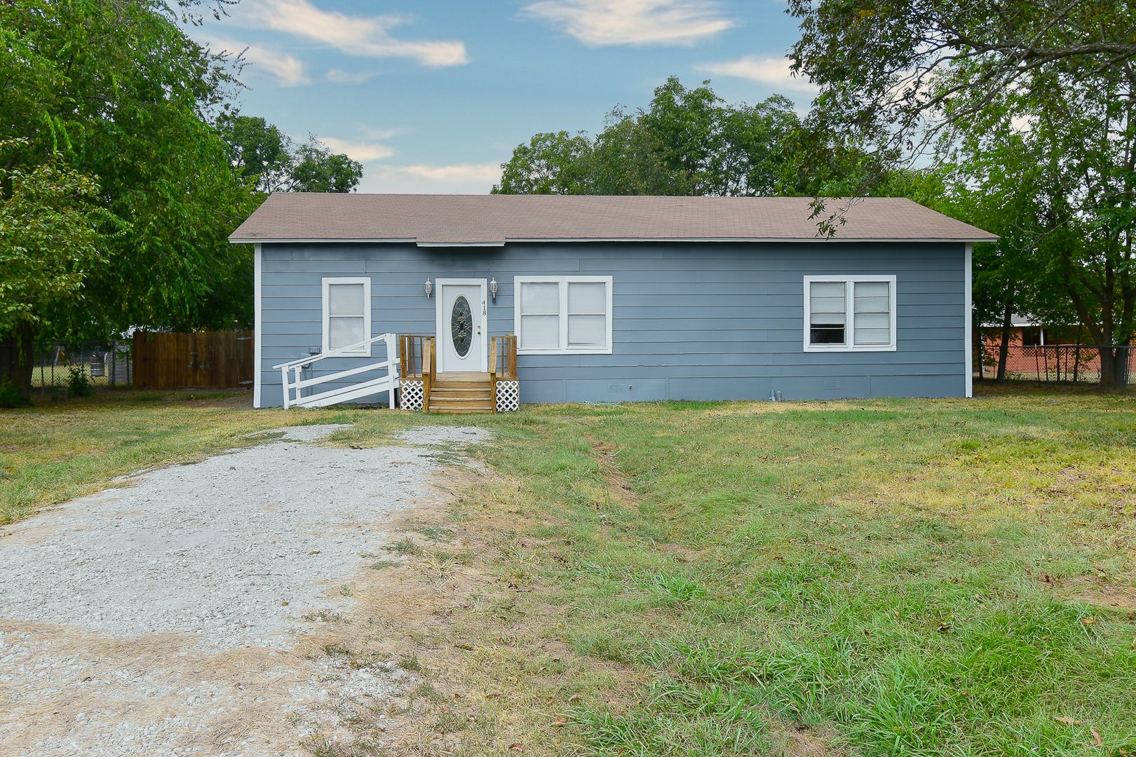 Lone Oak House: 418 FM 513 S