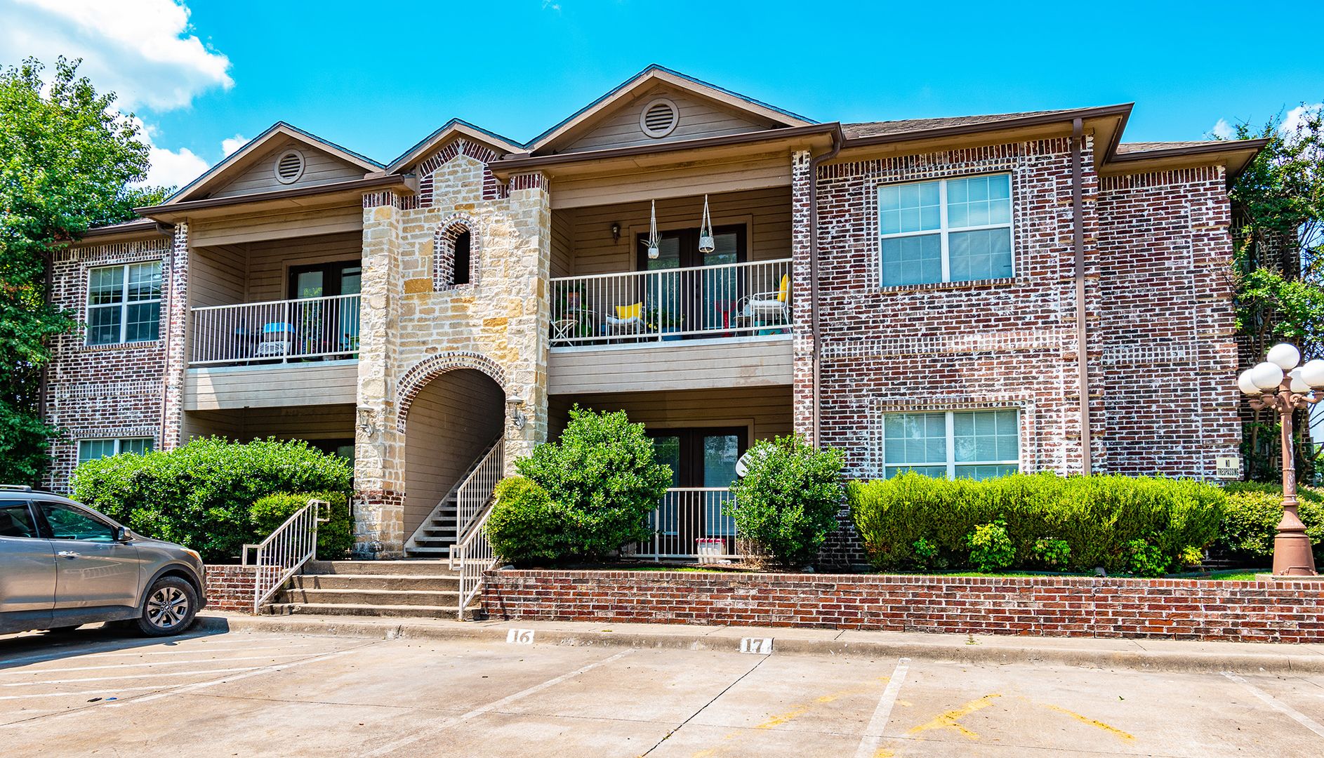 Commerce Apartment: 1701 Walnut
