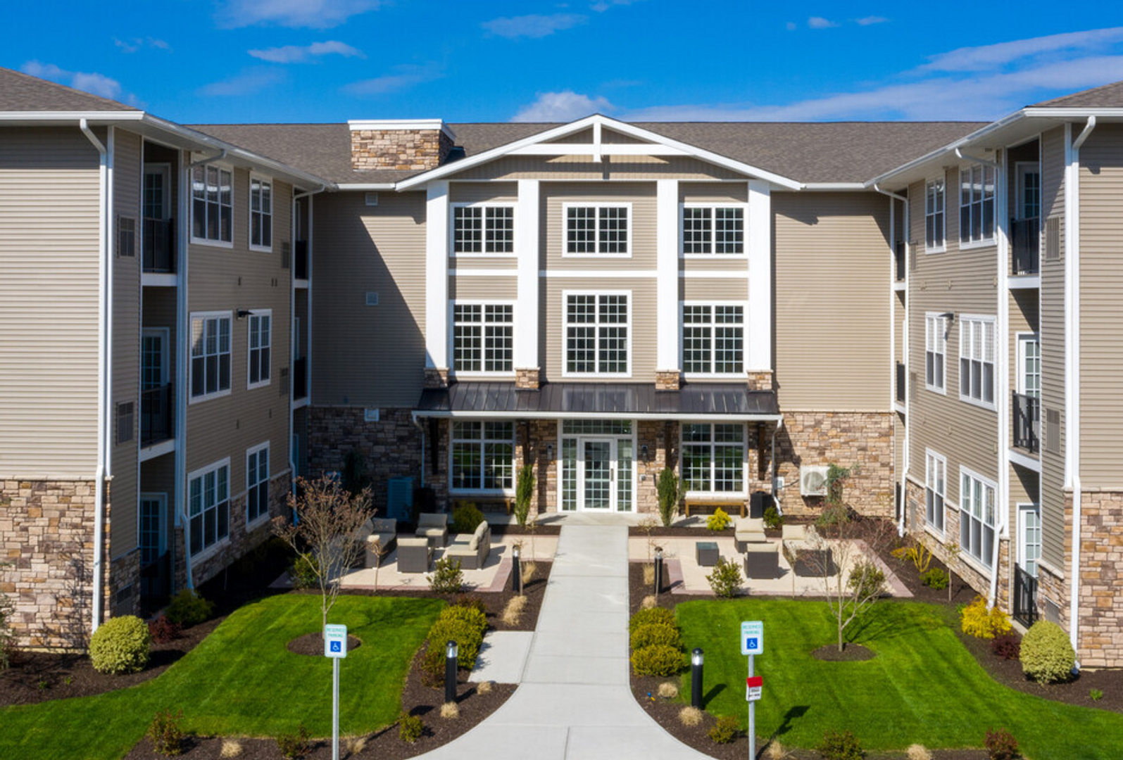 Bath Apartment: 282 N. Walnut Street