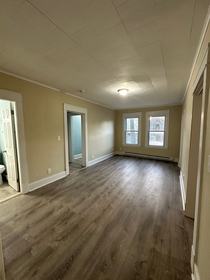 Chicopee Apartment: 27 Ellen Avenue.