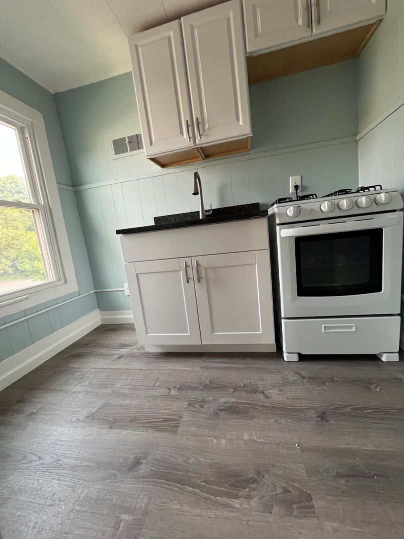 Gorgeous 1-bedroom, Second floor! Apartment in quiet Pittsfield Street