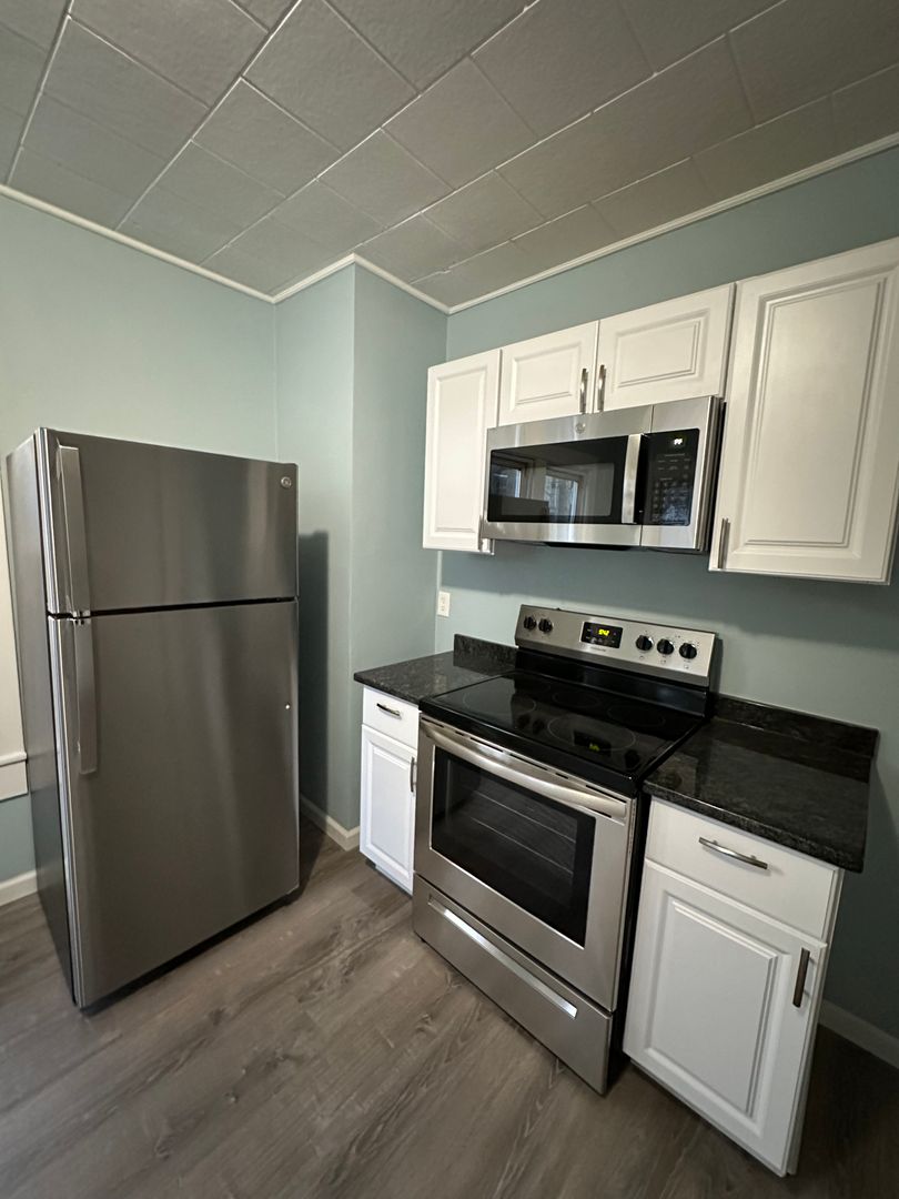 Chicopee Apartment: 27 Ellen Avenue.