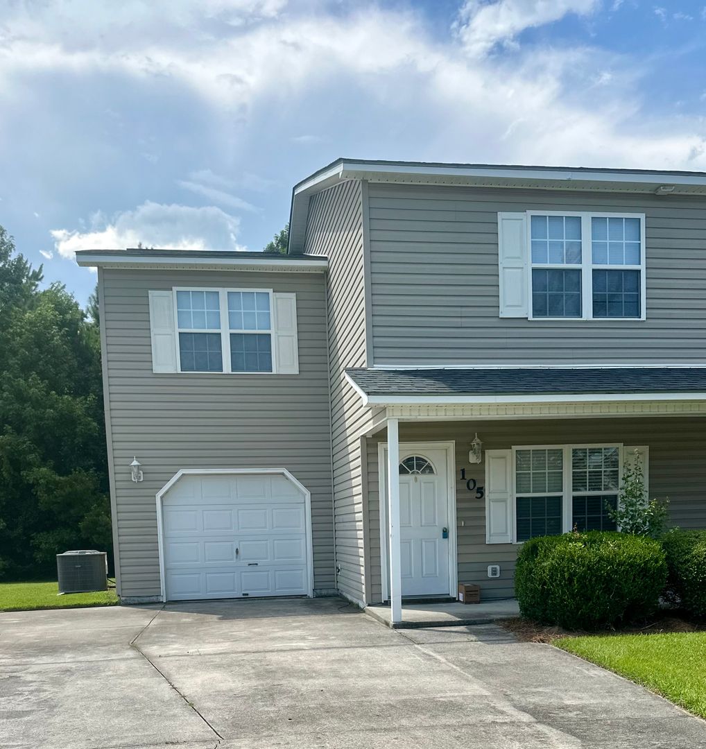 Hubert House: 105 E Coopers Ct