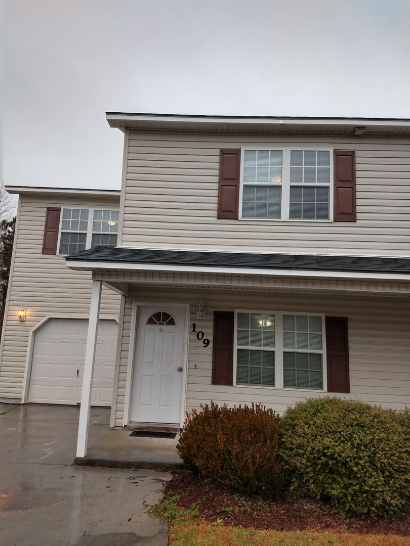 Hubert House: 109 E Coopers Ct