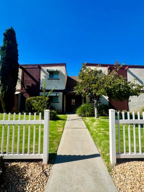 Charming Upstairs 1BR/1BA Apartment Near Beach & Bike Trail