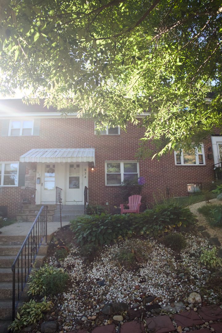 Lancaster House: 834 Wabank Street